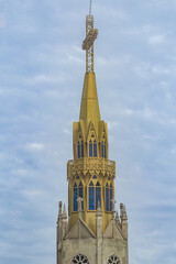 Detalhe da torre da Paróquia São Francisco de Assis em Catalão em um dia claro.