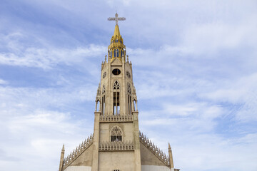 Vista frontal da Paróquia São Francisco de Assis na cidade de Catalão em Goiás em um dia claro.