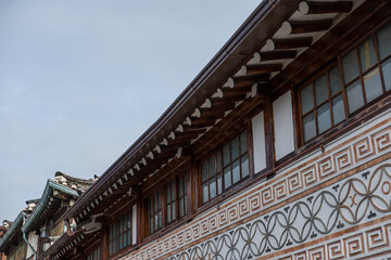 Obraz premium Detail of building in Bukchon Hanok Village, a Korean traditional village in Seoul, South Korea