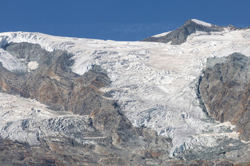 Glacier en été du mont pourri en haute tarentaise dans les alpes en France 