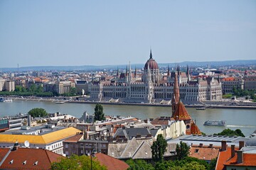 Widok na Parlament Węgierski w Budapeszcie - obrazy, fototapety, plakaty