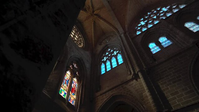 B&oacute;vedas y ventanas de edificio medieval Europeo. 