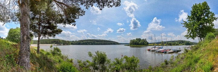 Fototapeta na wymiar Panorama Talsperre Heyda bei Ilmenau im Sommer
