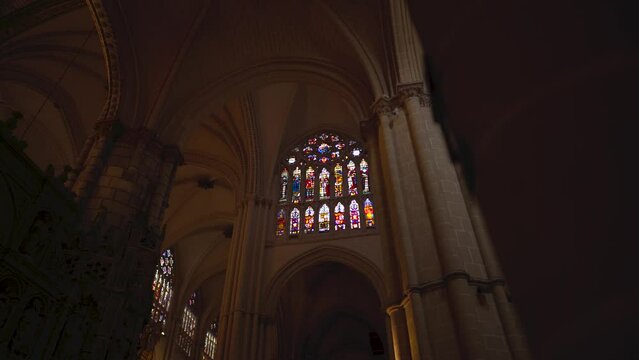 B&oacute;vedas y ventanas de edificio medieval Europeo. 
