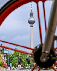 Berlińska wieża telewizyjna widziana przez szprychy rowerowe - obrazy, fototapety, plakaty