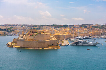 View of Fort St Angelo with Birgu in background seen from Valletta in Malta on a beautiful sunny afternoon. - 615182882