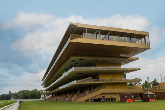 B&acirc;timent de l'hippodrome de Longchamp &agrave; paris 