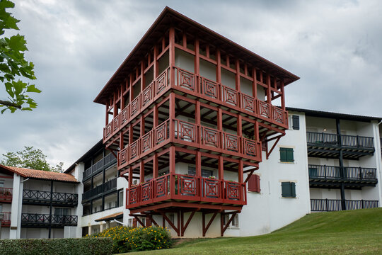 Pormenor de um terra&ccedil;o em madeira de uma casa t&iacute;pica basca com as cores tradicionais do Pa&iacute;s Basco, o vermelho e branco