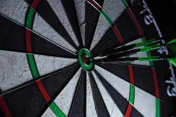 Dartscheibe mit steckenden steeldart Pfeilen im Bullseye