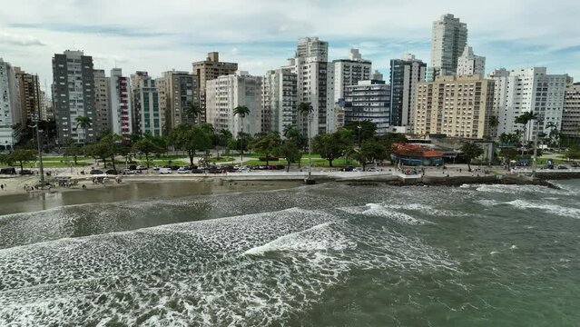 High tide hitting the wall of the avenue