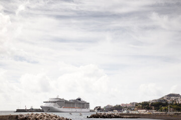 Fototapeta premium cruise ships in port of funchal