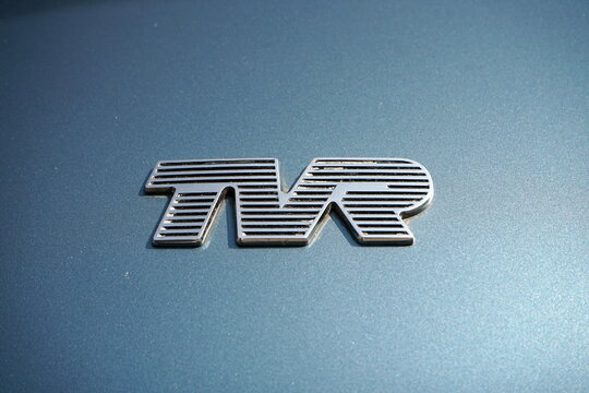 Markenzeichen des TVR Chimaera Sportwagen und Roadster mit Achtzylinder Motor der Neunziger Jahre am 18.06.2023 bei den British Days im Lenkwerk in Bielefeld im Teutoburger Wald in Ostwestfalen-Lippe