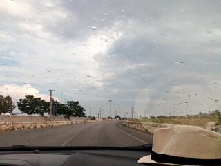 La tristezza del rientro da un viaggio, anche il cielo piange.