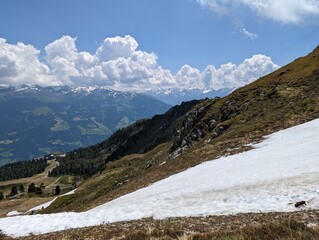 Schneebedeckter Berg in den Alpen im Sommer mit Blick ins Tal
