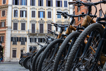 Fahrräder aufgereiht vor Gebäude in Rom