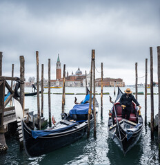 Obraz na płótnie Canvas panorama su canali di venezia, con le gondole che li percorrono