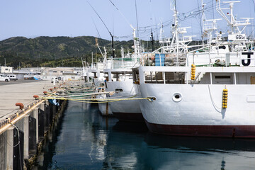 宮城気仙沼大型漁船係留風景とタラップ