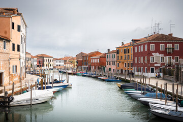 Fototapeta na wymiar panorama su canali di venezia, con le gondole che li percorrono