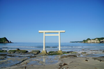 青い海と白い鳥居　鵜原海岸