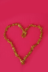 símbolo de coração dourado em fundo rosa, amor a mulher 