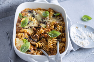 Oven baked pasta with vegetables and mushrooms