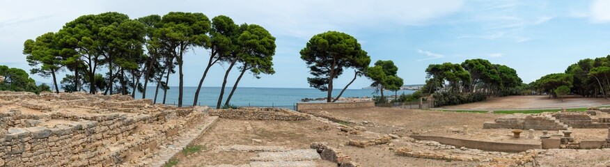 Vue panoramique sur les plages des Muscleres depuis les ruines d'Empuries. L'Escala, Espagne. - 615258662