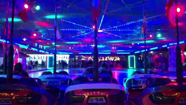 Elektrisierende Spritztour: Tauchen Sie ein in die Aufregung des Jahrmarkts mit diesem Video, das die schillernden Lichter und die lebhafte Atmosph&auml;re eines Autoscooters zeigt.