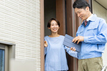 家・玄関・訪問販売・出張サービス・男性・女性