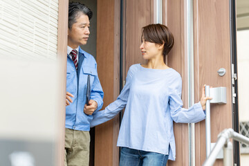 家・玄関・訪問販売・出張サービス・男性・女性