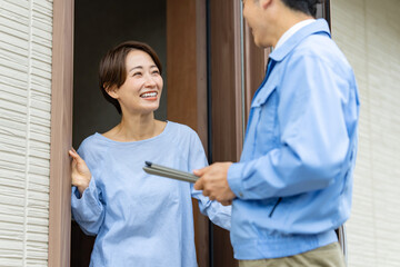 家・玄関・訪問販売・出張サービス・男性・女性