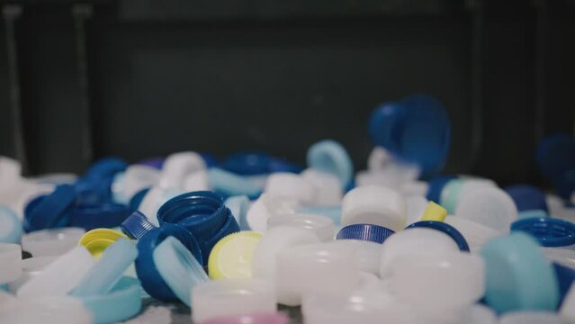 재활용을 위해 분리 수거 된 플라스틱 뚜껑, 패트병, 친환경