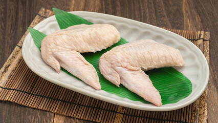 未調理の鶏の手羽先