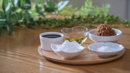 日本の基本の調味料・さしすせそ　イメージ｜砂糖・塩・酢・醤油・味噌