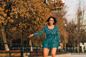 bella mujer latina andando en patines estilo 80s 90s con vestido azul, muy alegre y feliz.