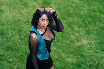 retrato de bella mujer latina con labios pintados rojos sonriendo y pasto verde de fondo, estilo...