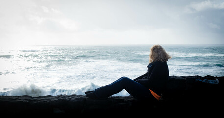 Fototapeta premium Contemplating just how small we are at the Pacific Northwest Sea