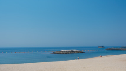 Fototapeta na wymiar 本格的な夏が始まる前の瀬戸内海と青空
