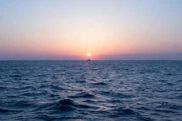 水平線の夕焼け、船