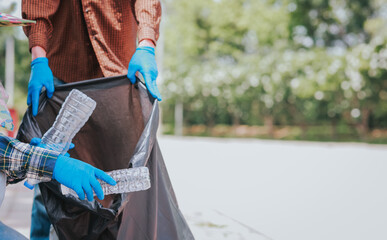 Close to the garbage man, volunteer spirit, friendly to the environment and the ecosystem. Keep plastic bottles in black bags, clean the park, avoid pollution.