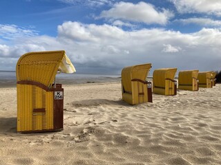 Eine Reihe von Strandkörben in Cuxhaven an der Nordsee