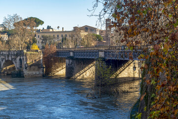 Naklejka premium Pont sur le Tibre à Rome en automne
