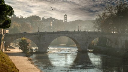 Pont sur le Tibre à Rome à l'aube