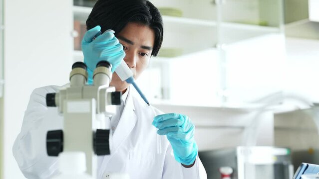 研究室で実験する研究者