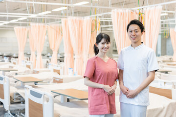 病院で働く笑顔の医者たち