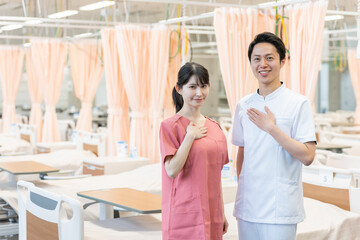 病院で働く信頼できる笑顔の医者たち