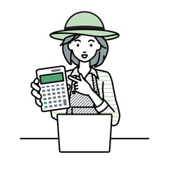 座ってデスクでノートPCを開いて電卓を指差してこちらに向けて見せている農家の女性