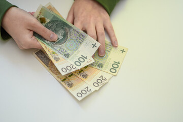Polskie banknoty o dużych nominałach trzymane w ręce przez mężczyznę  - obrazy, fototapety, plakaty