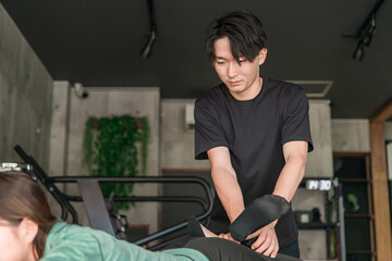 Obraz premium スポーツトレーナー・メディカルトレーナー・柔道整復師の男性 