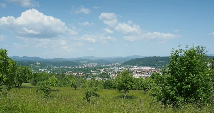 Die Stadt L&ouml;rrach, Hauptstadt des Markgr&auml;flerlands, Aussicht vom T&uuml;llinger, L&ouml;rrachs Hausberg. Burg R&ouml;tteln, Wiesentalbr&uuml;cke und A98 und Schwarzwald am Horizont