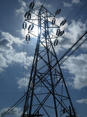 空にそびえ立つ送電塔